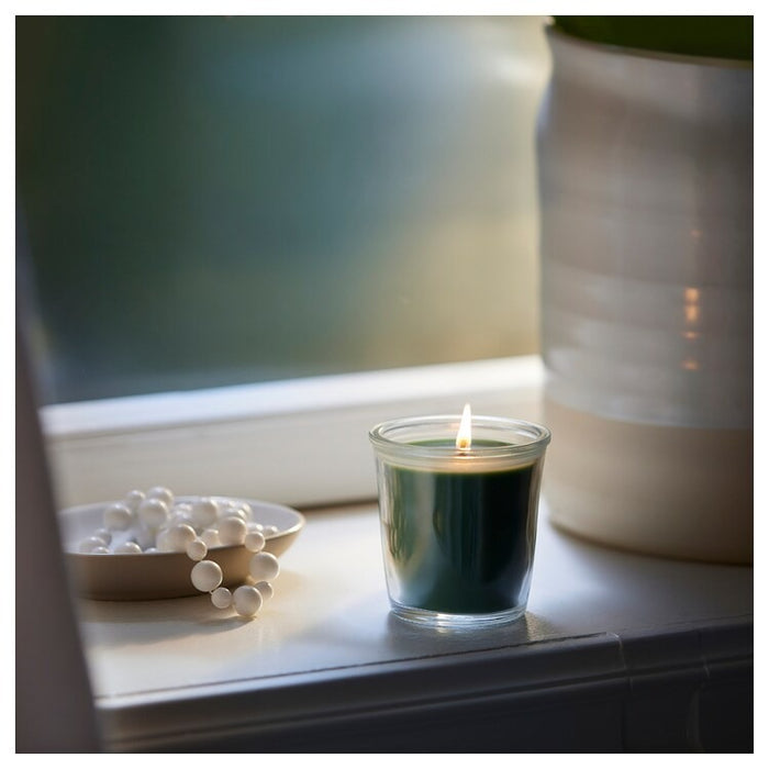 VINTERFINT Scented candle in glass, Pine and moss/green, 20hr